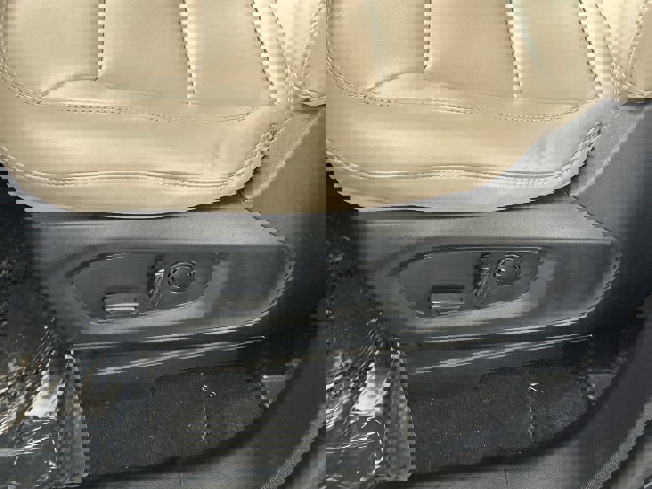 Used 2022 Ford Explorer XLT w/ Equipment Group 202A image 19