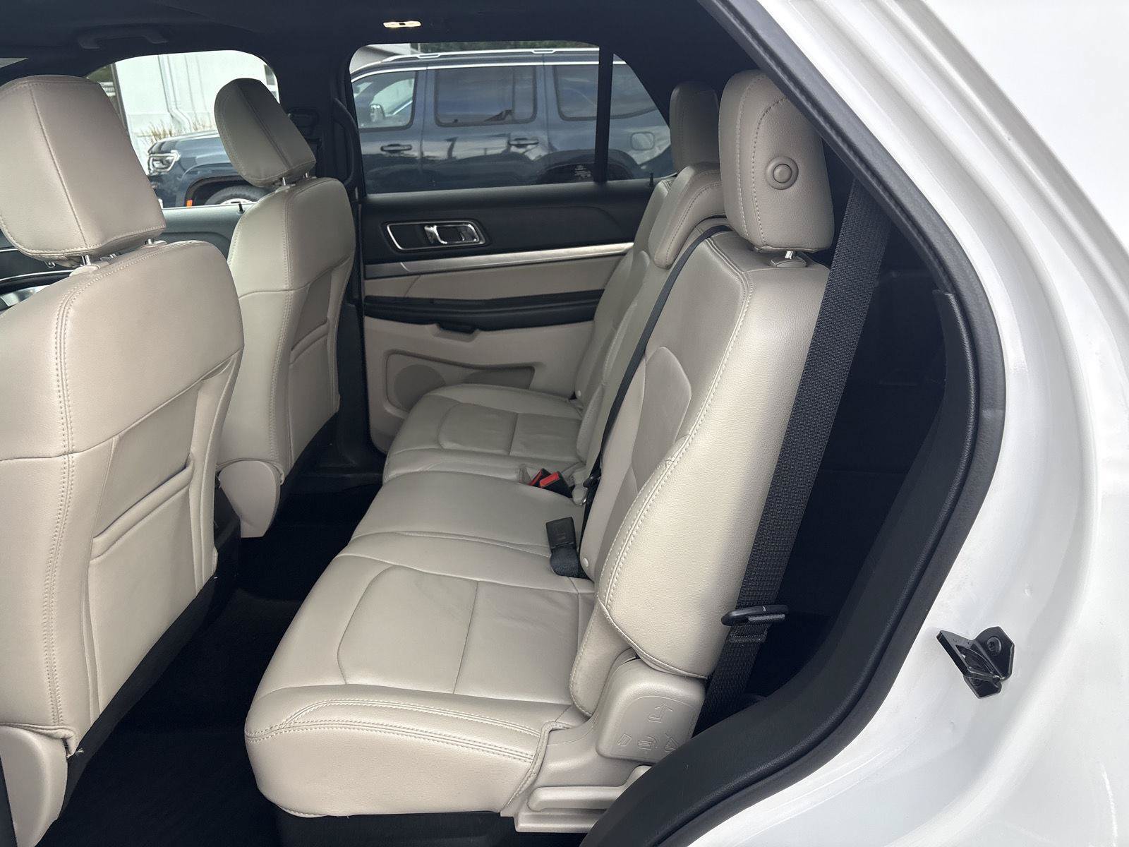 Used 2018 Ford Explorer XLT w/ Equipment Group 202A AWD/4WD image 10