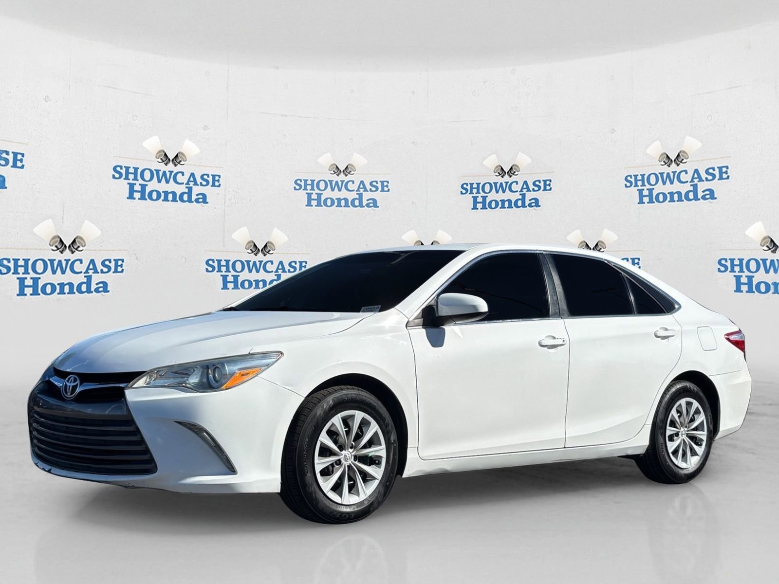 Used 2017 Toyota Camry LE image 2