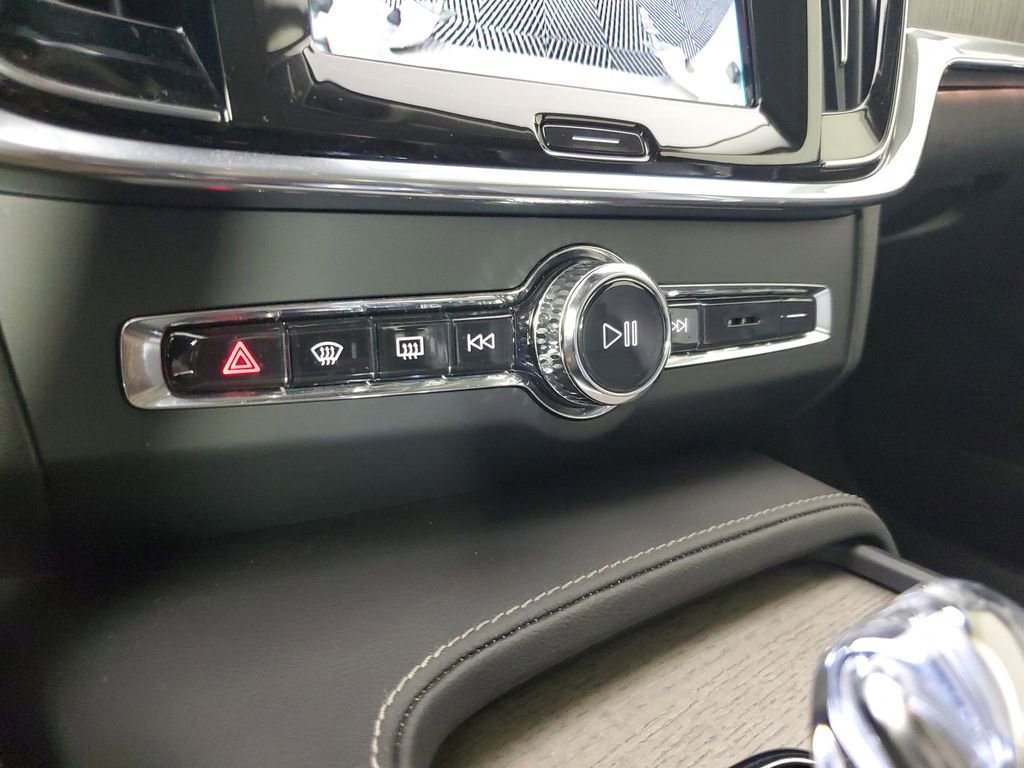 Used 2022 Volvo S90 B6 Inscription w/ Advanced Package image 32