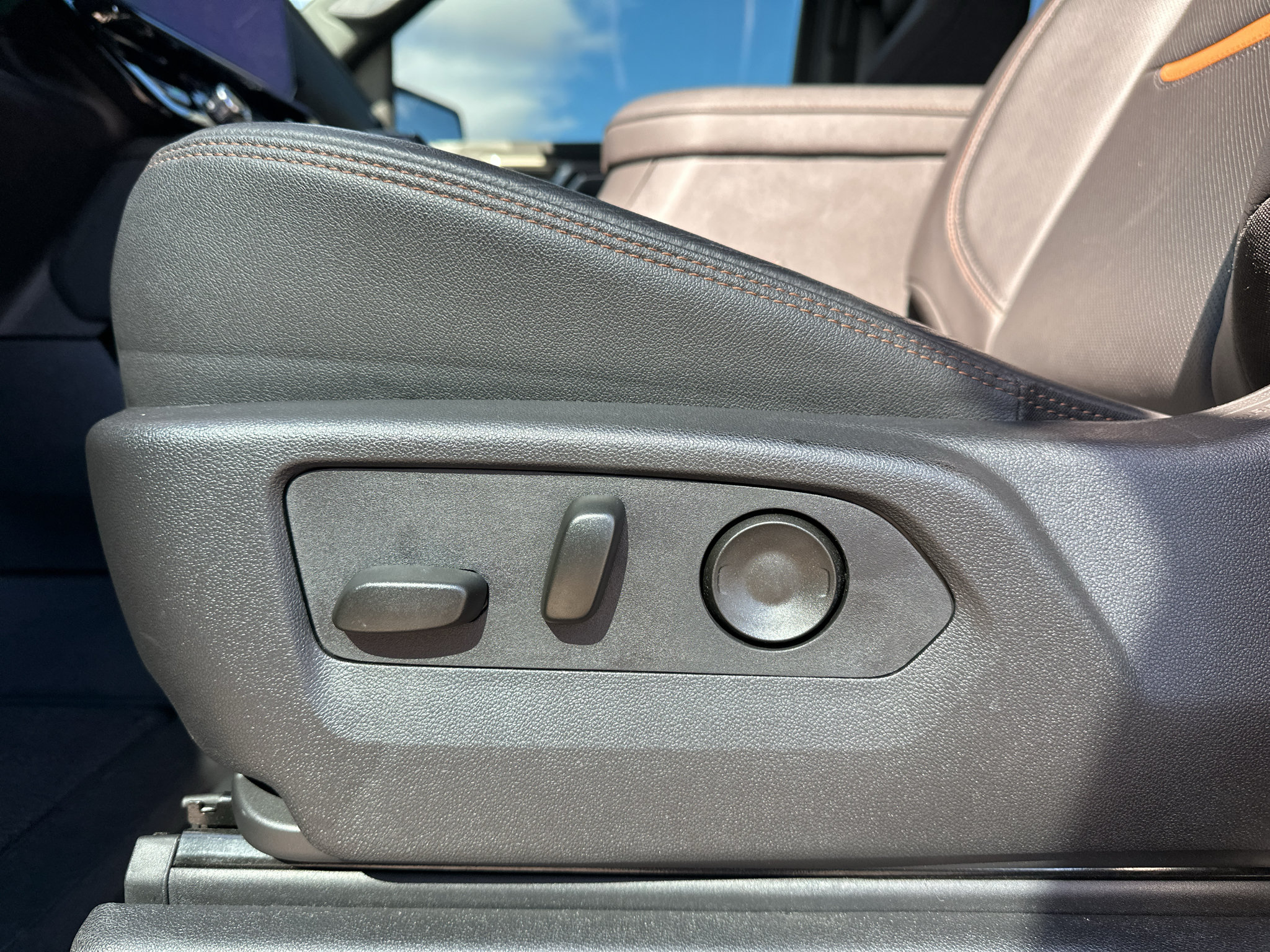 Used 2025 GMC Sierra 1500 AT4 w/ AT4 Premium Package AWD/4WD image 18