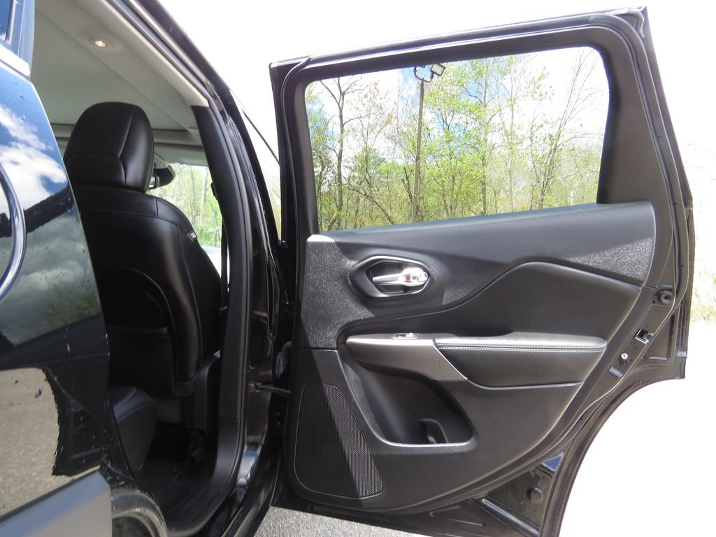 Used 2022 Jeep Cherokee Limited AWD/4WD image 15