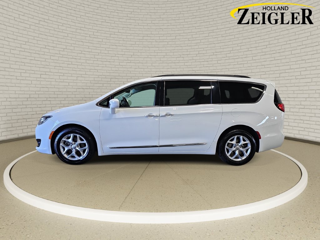 Used 2017 Chrysler Pacifica Touring-L w/ Tire & Wheel Group FWD image 8