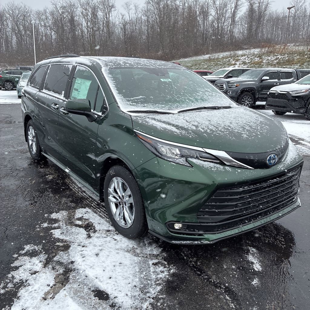 Used 2025 Toyota Sienna XLE image 4