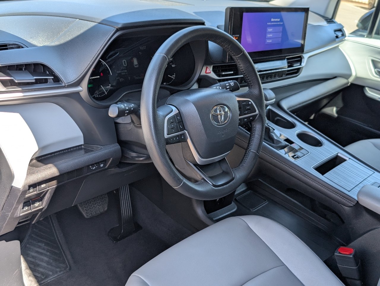 Used 2026 Toyota Sienna XLE FWD image 15