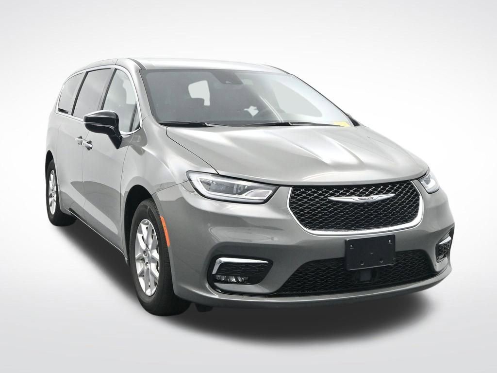 Used 2025 Chrysler Pacifica Select image 3