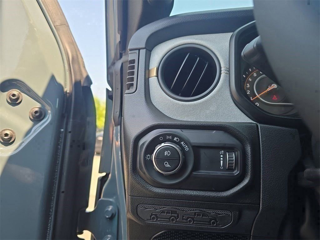 New 2025 Jeep Gladiator Sport image 15