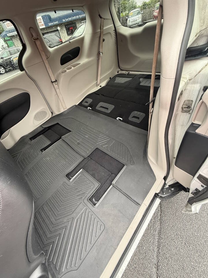 Used 2020 Chrysler Pacifica Touring-L FWD image 7
