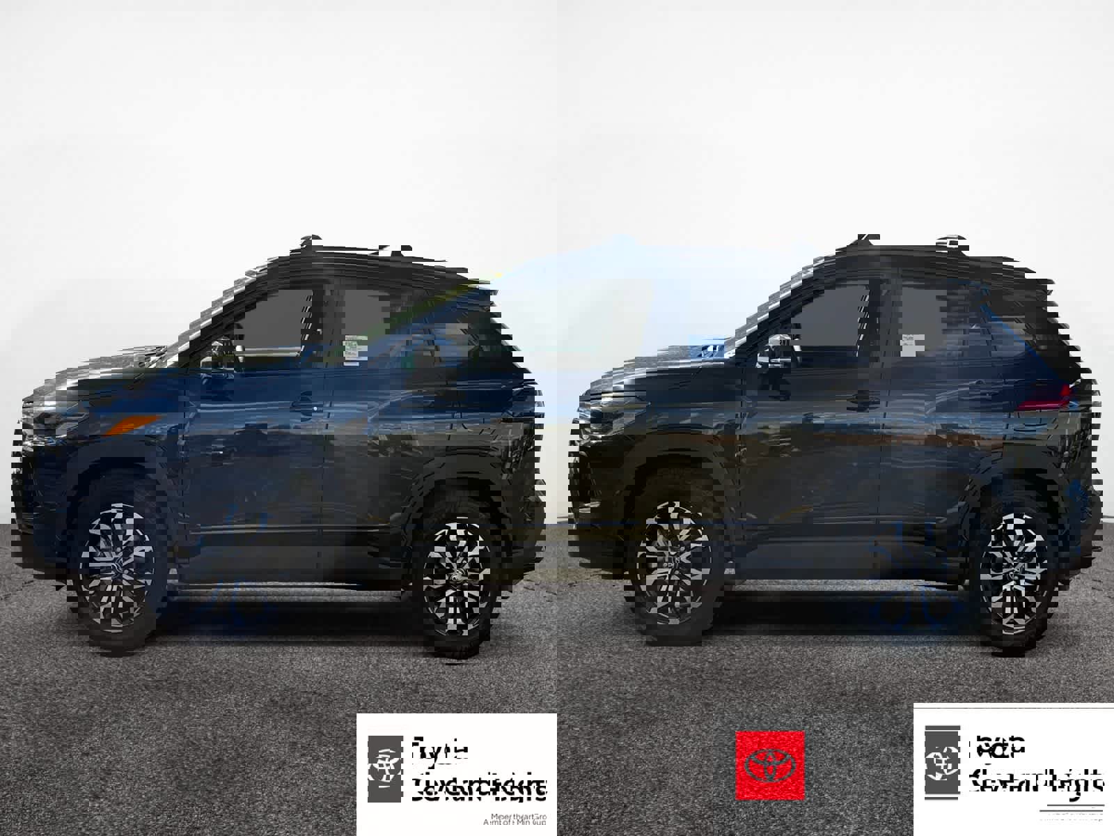 New 2026 Toyota Corolla Cross SE w/ Moonroof Package image 2
