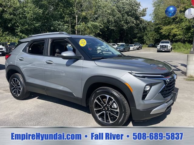 Used 2025 Chevrolet TrailBlazer LT AWD/4WD image 2