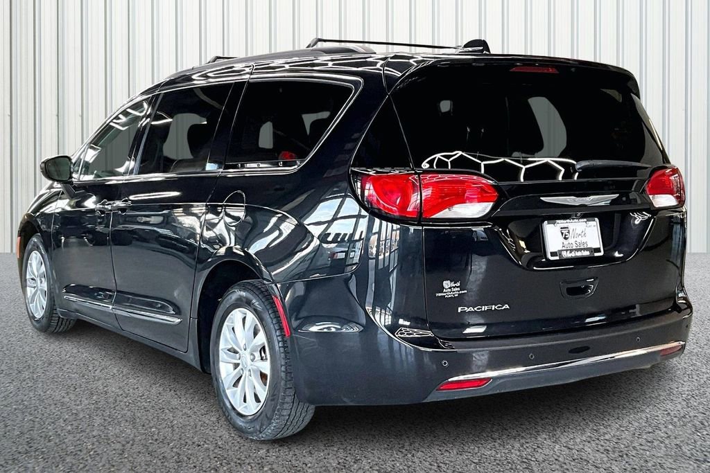 Used 2017 Chrysler Pacifica Touring-L image 4