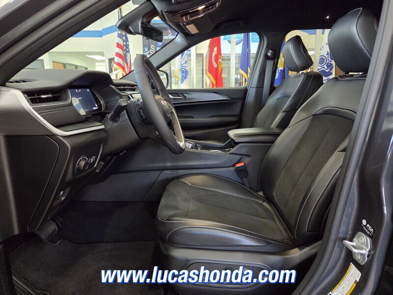 Used 2025 Jeep Grand Cherokee Altitude RWD image 7