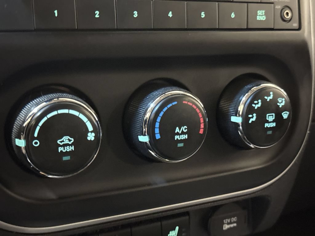 Used 2016 Jeep Compass Latitude FWD image 15