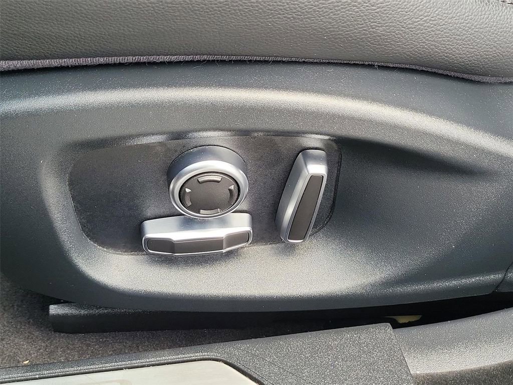 Used 2020 Jaguar XE S RWD image 40