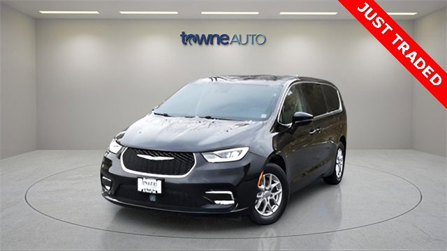 Used 2024 Chrysler Pacifica Touring-L image 11