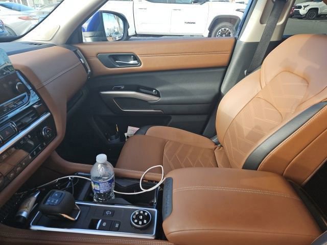 Used 2025 Nissan Pathfinder Platinum image 6