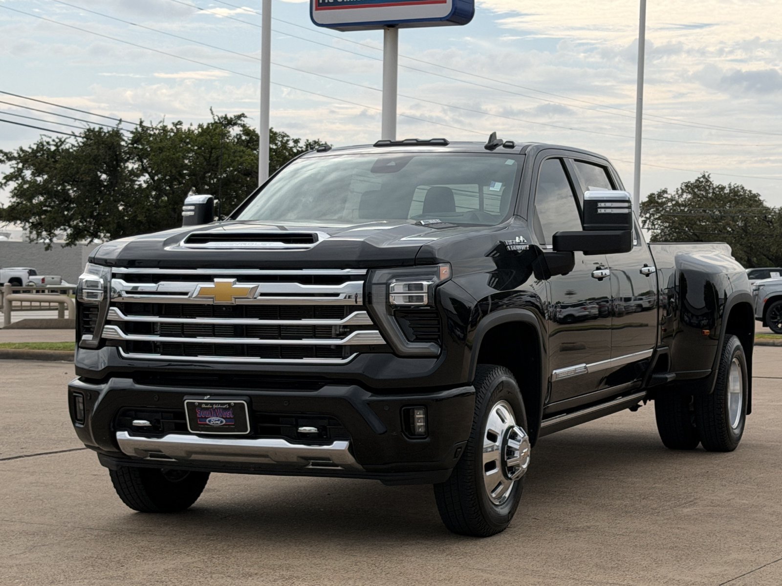 Used 2025 Chevrolet Silverado 3500 High Country w/ Technology Package AWD/4WD image 8