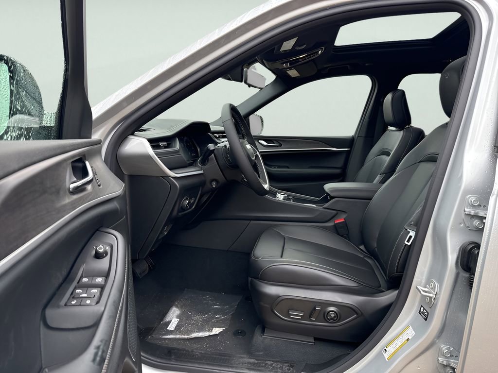 New 2025 Jeep Grand Cherokee L Limited w/ Luxury Tech Group II image 24