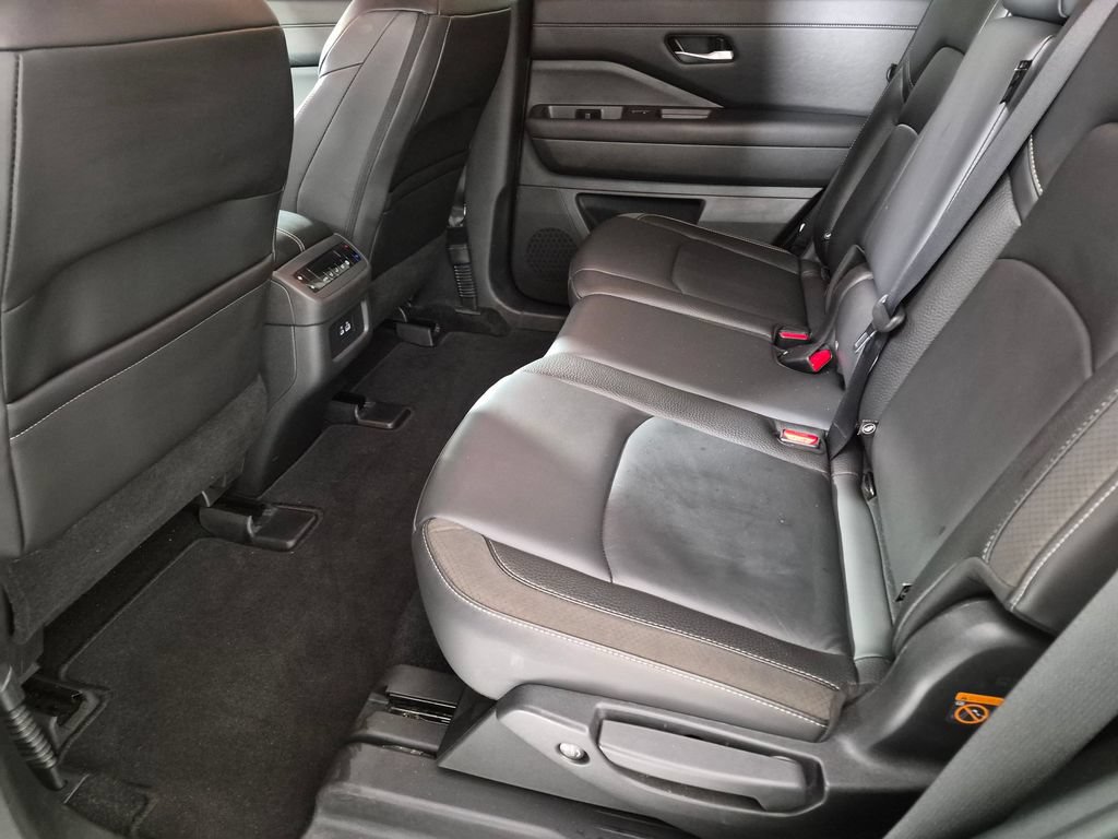 Used 2025 Nissan Pathfinder SL FWD image 26