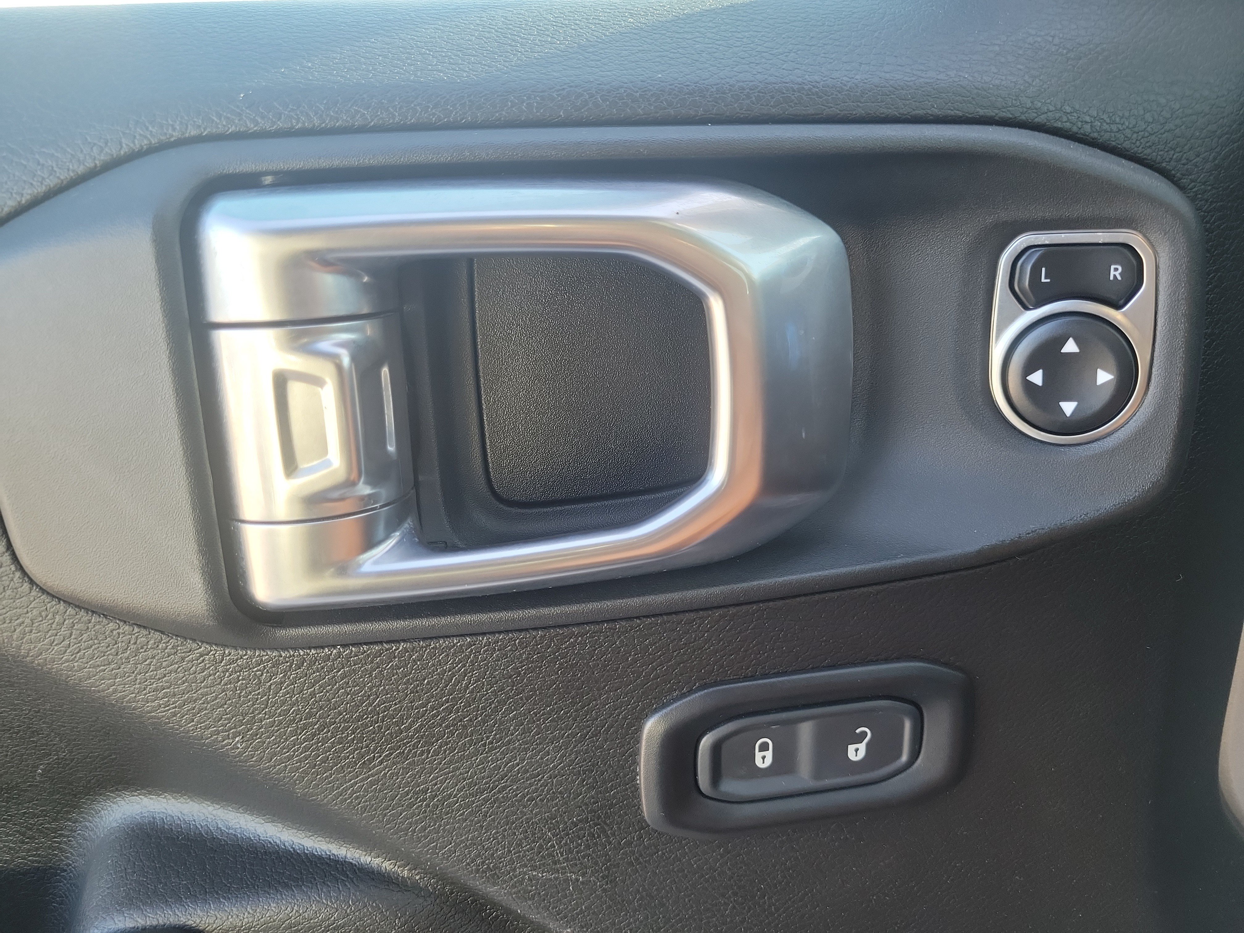 Used 2024 Jeep Wrangler Unlimited AWD/4WD image 24