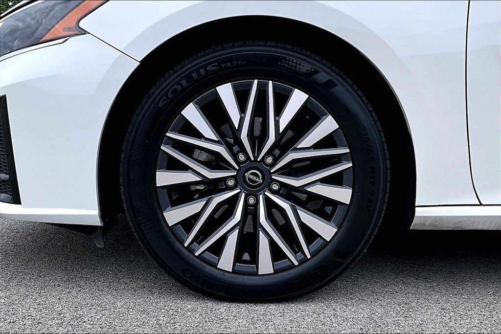 Used 2025 Nissan Altima 2.5 SV FWD image 9