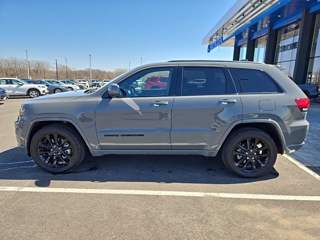 Used 2021 Jeep Grand Cherokee Laredo X image 2
