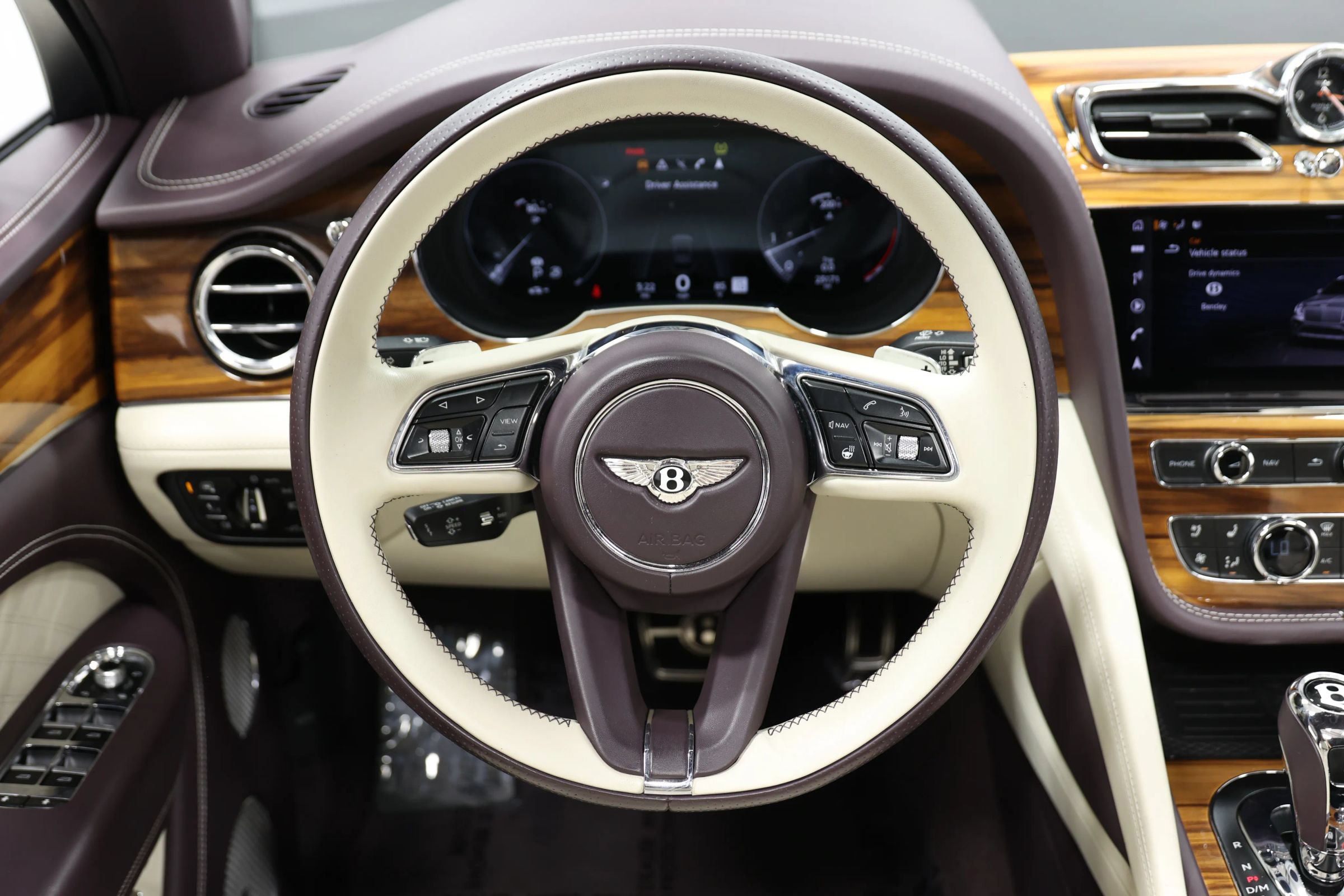 Used 2023 Bentley Bentayga Extended Wheelbase AWD/4WD image 28