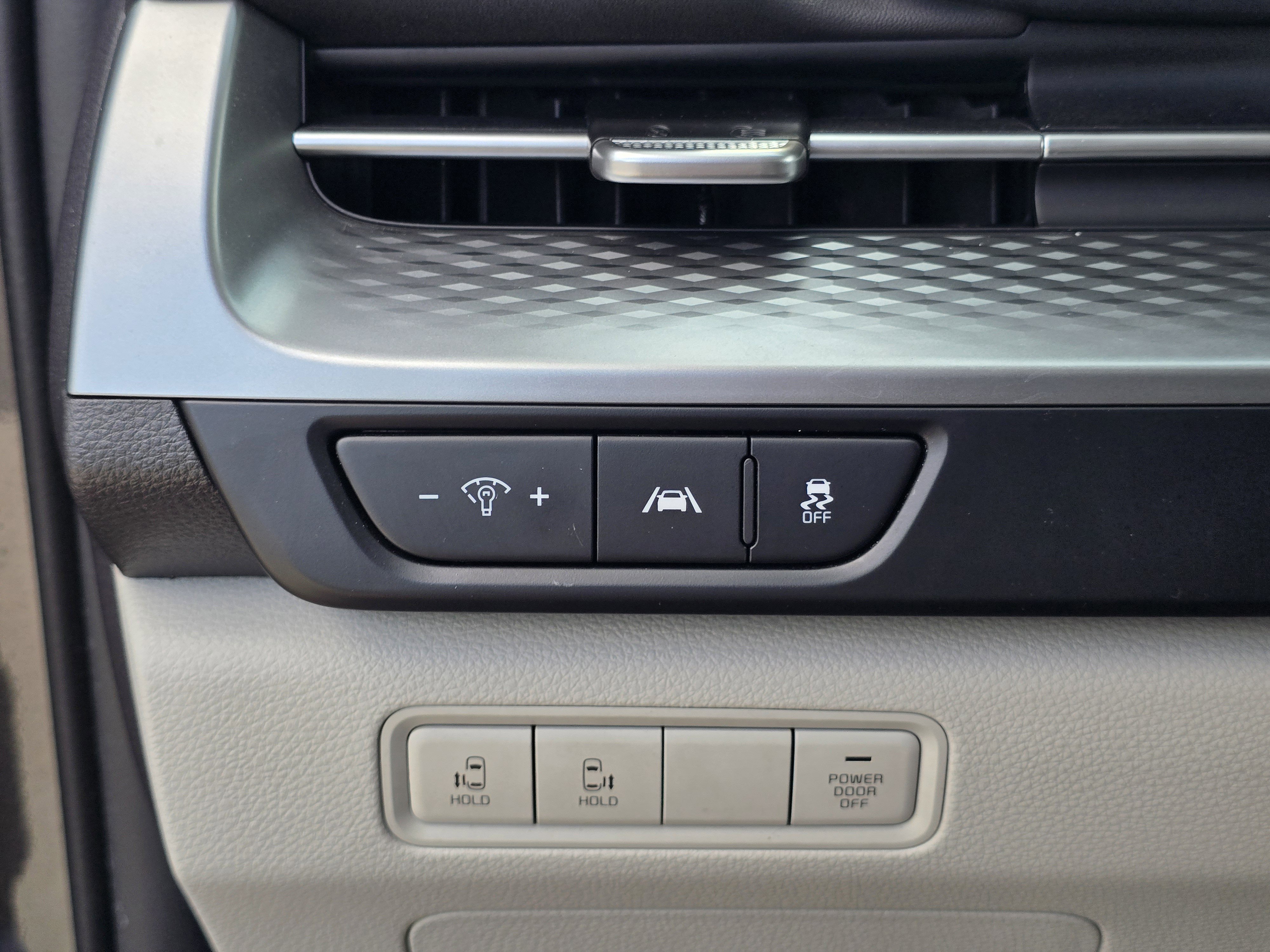 Used 2024 Kia Carnival LX image 28