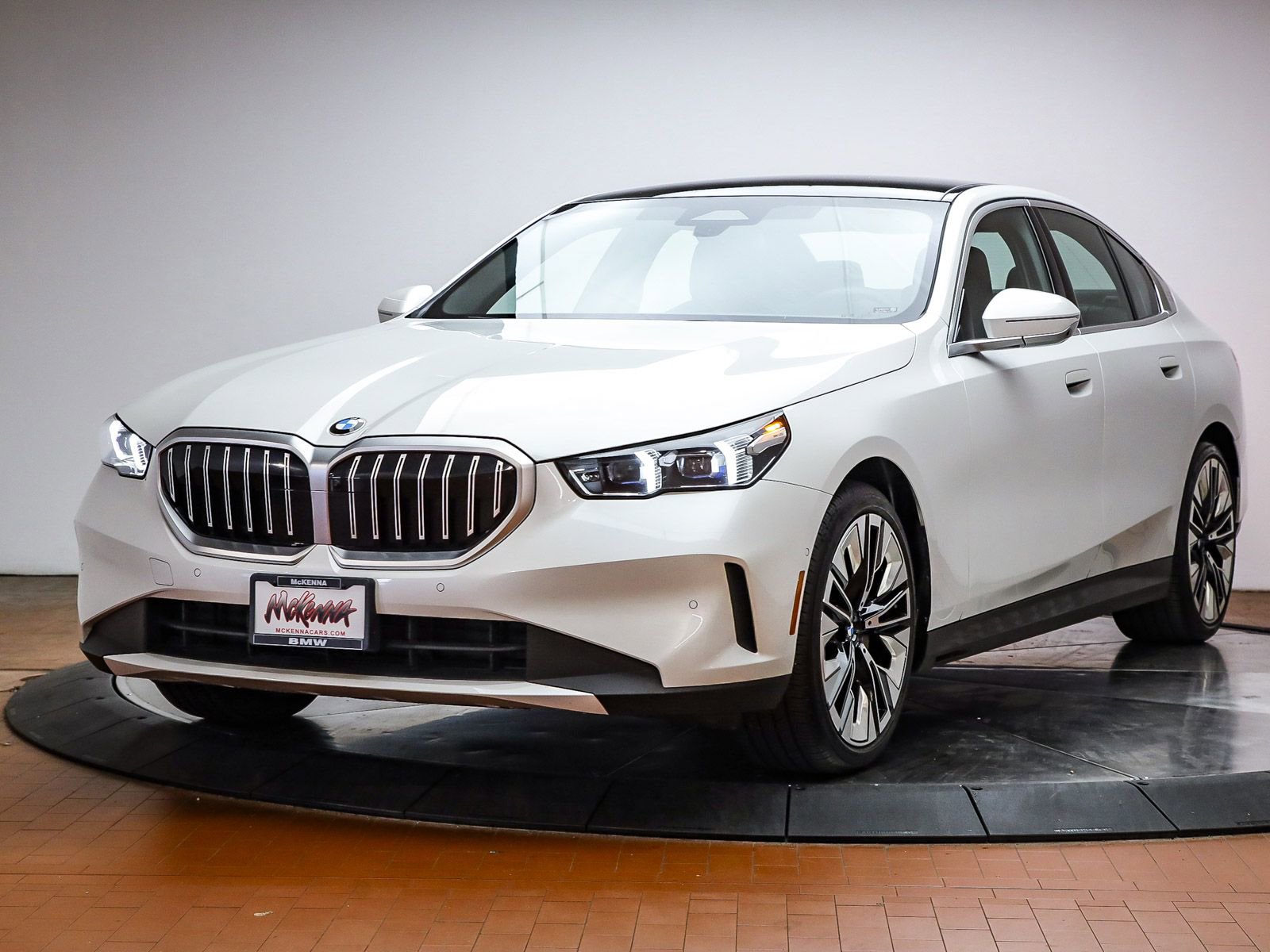 Used 2025 BMW 530i w/ Premium Package image 1