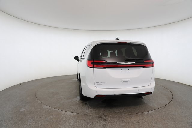 Used 2024 Chrysler Pacifica Touring-L image 13