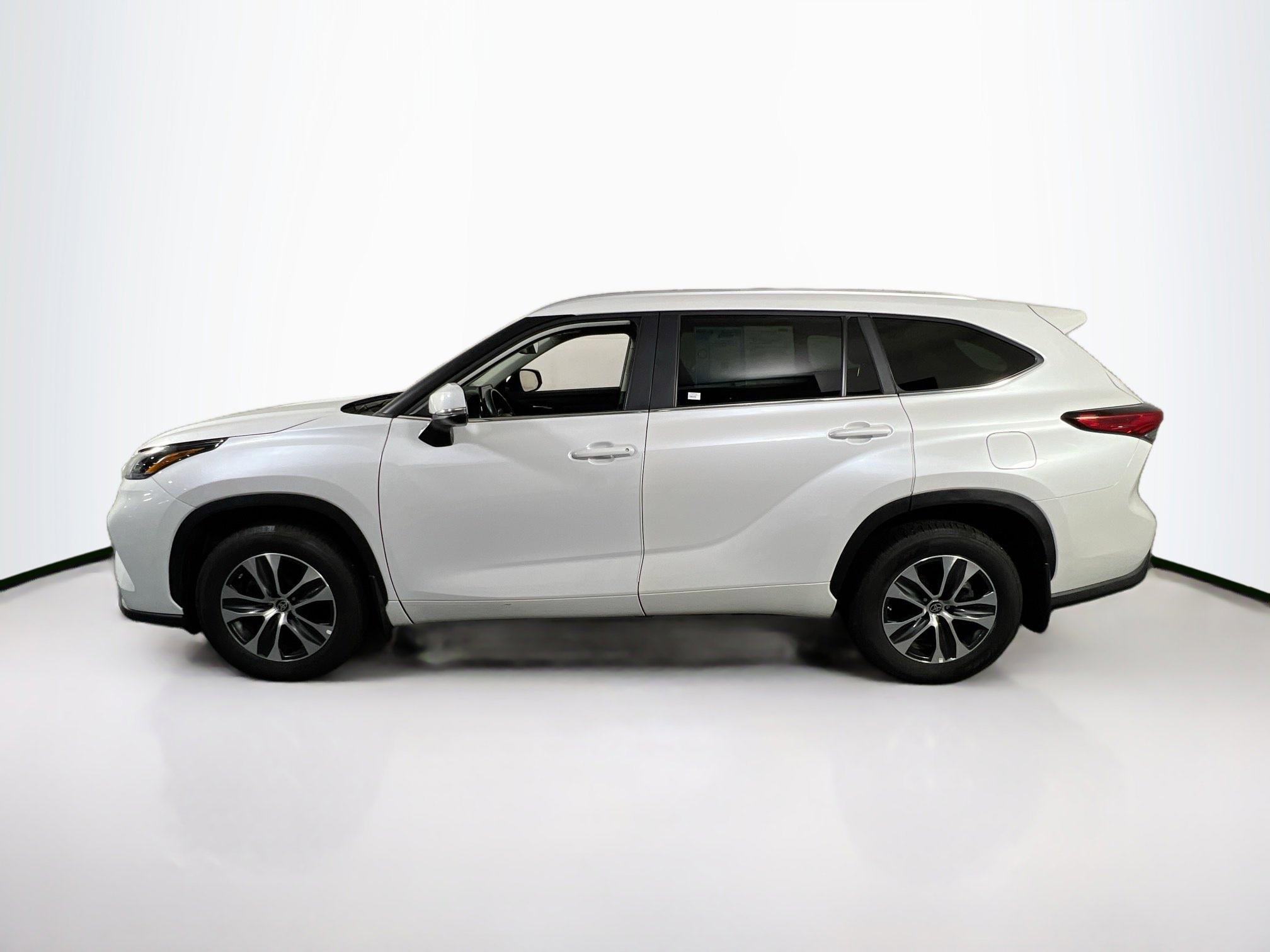 Used 2023 Toyota Highlander XLE image 8