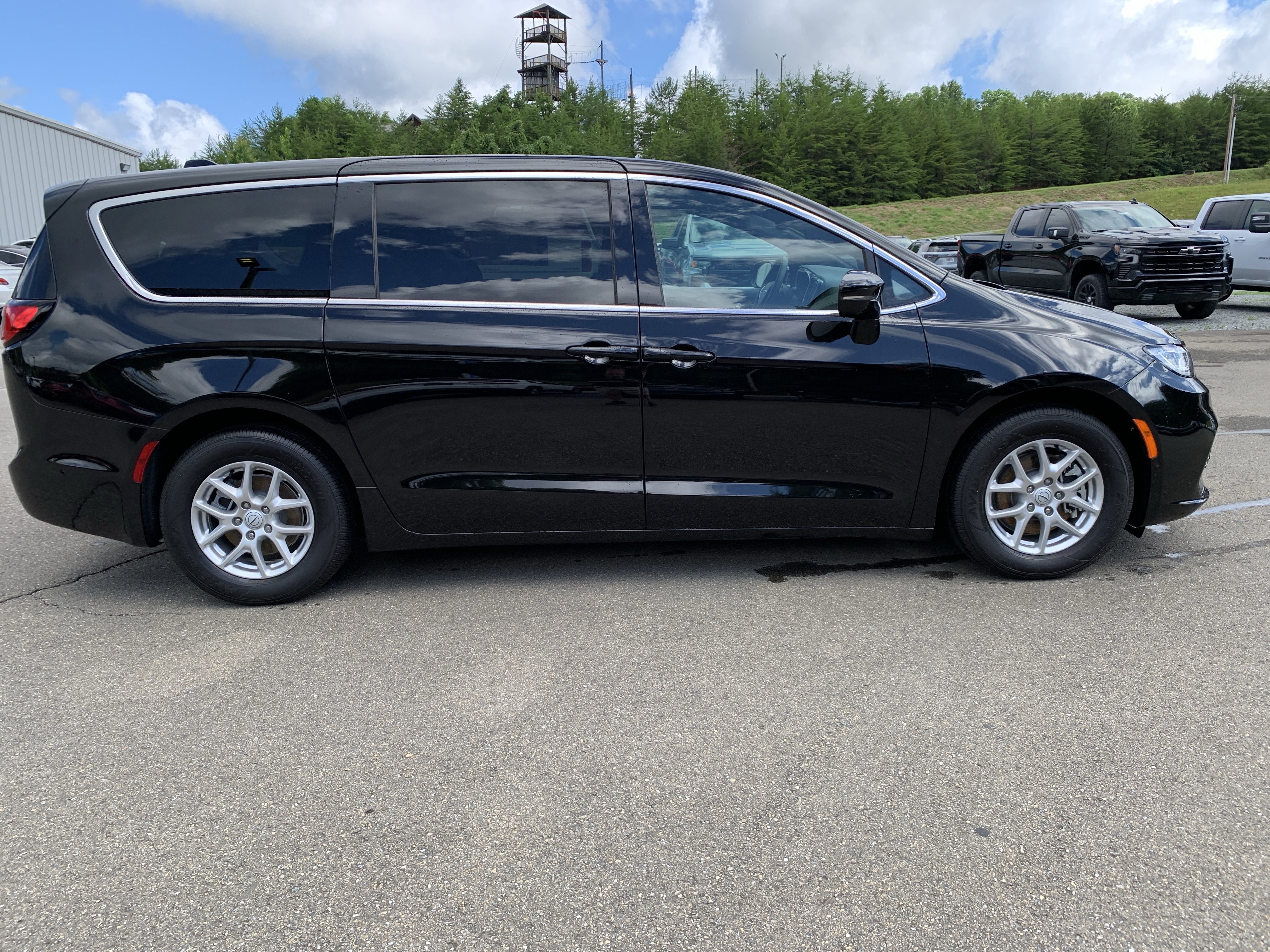 Used 2025 Chrysler Pacifica Select FWD image 10