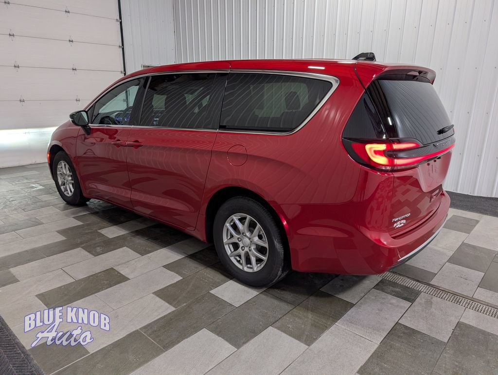 Used 2027 Chrysler Pacifica Select FWD image 2