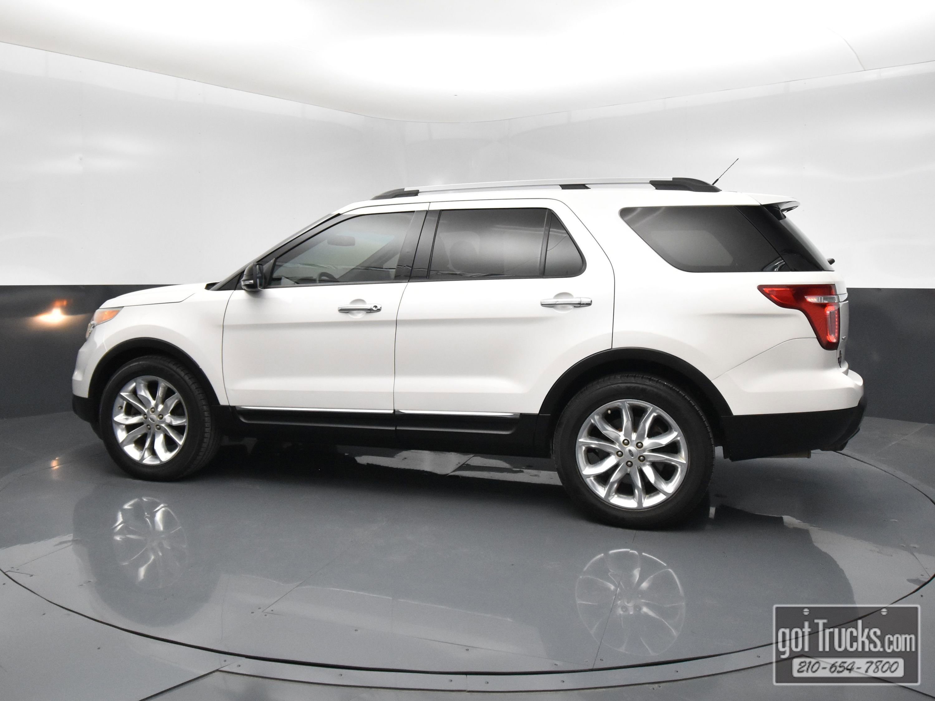 Used 2015 Ford Explorer XLT w/ Equipment Group 202A image 3