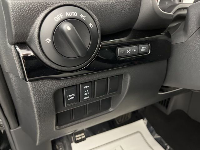 Used 2024 Nissan Titan SV w/ SV Convenience Package image 32
