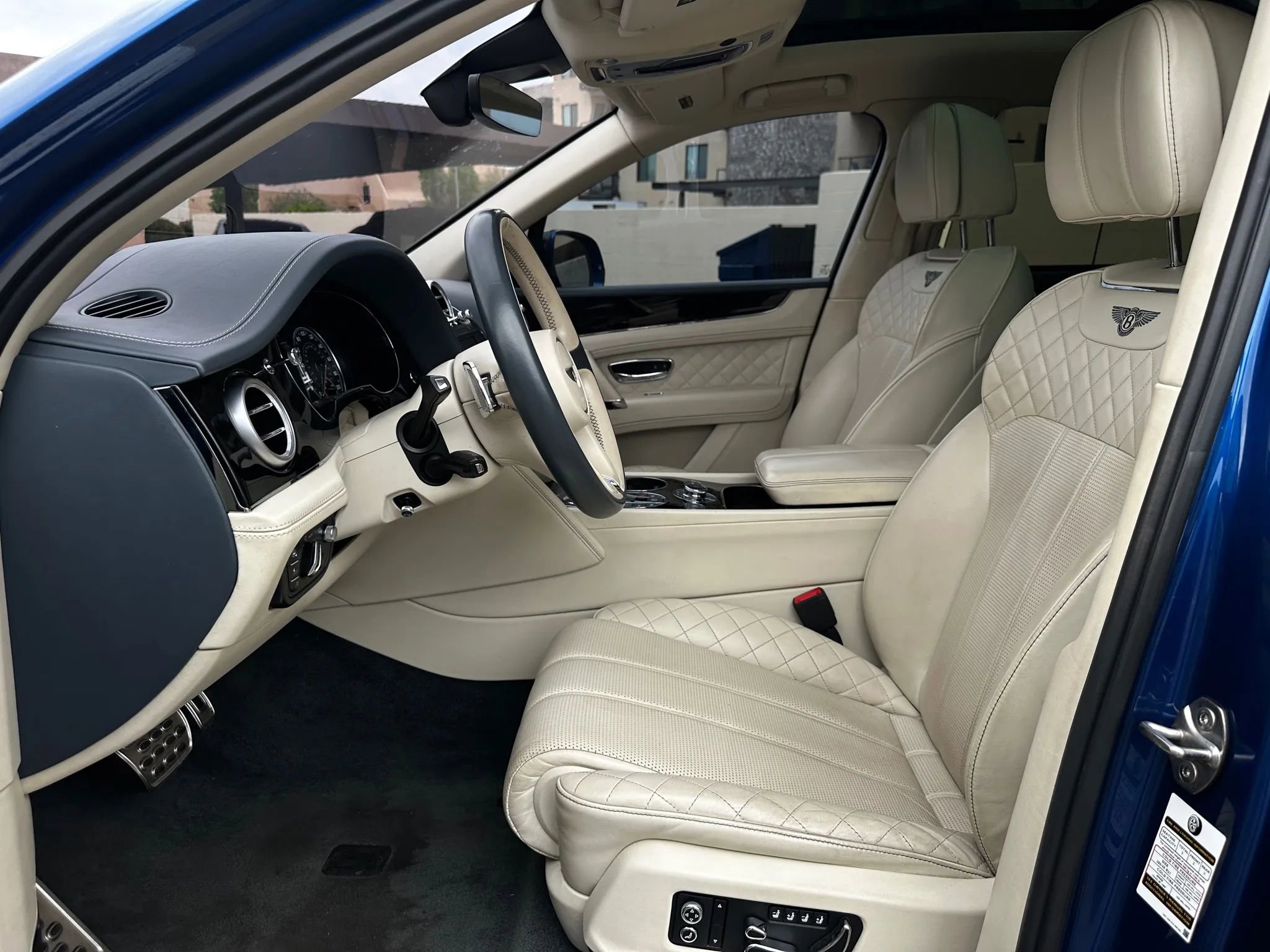 Used 2017 Bentley Bentayga AWD/4WD image 15
