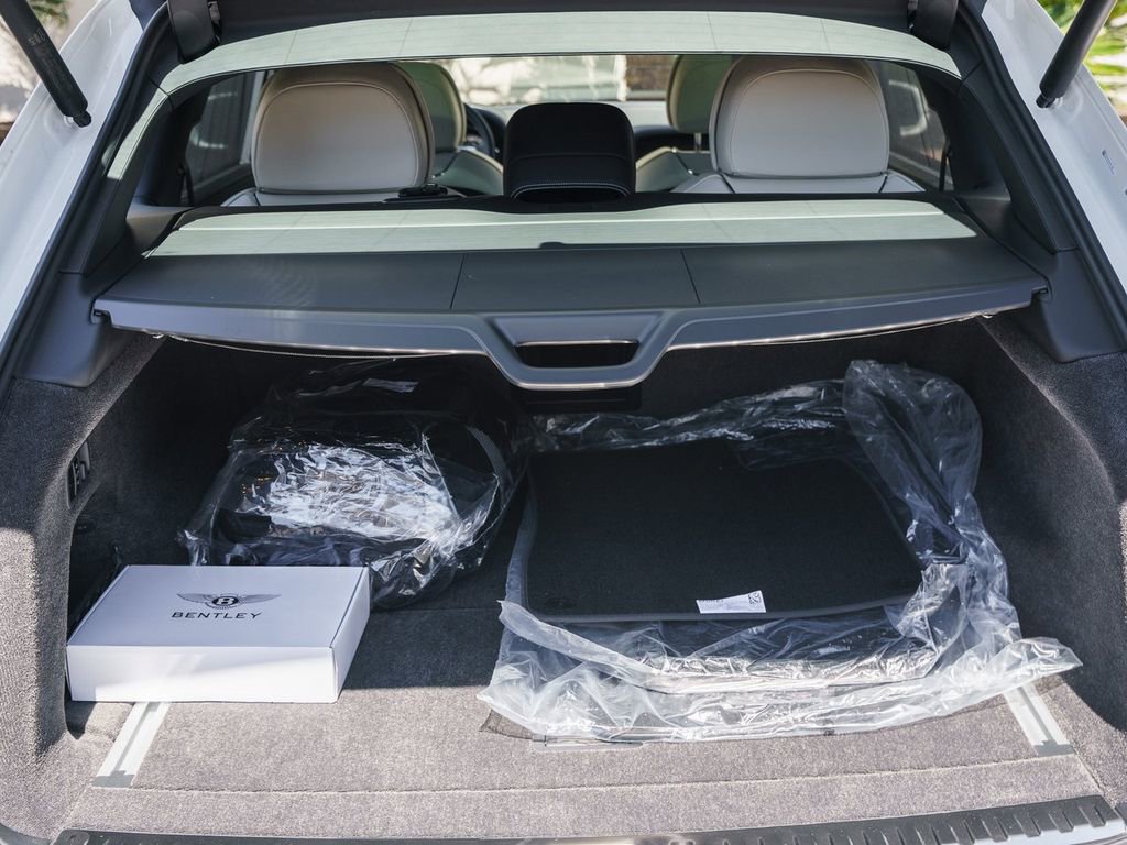 Used 2025 Bentley Bentayga Extended Wheelbase image 21
