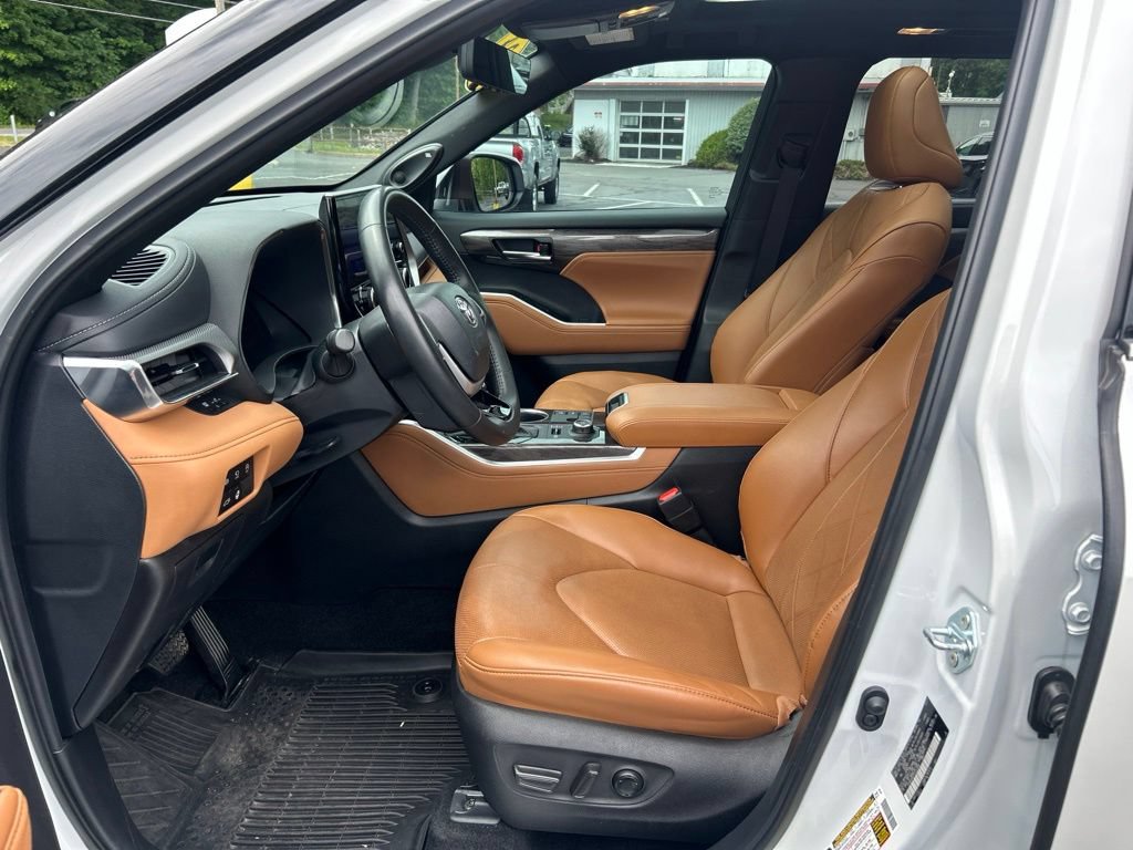 Certified 2024 Toyota Highlander Platinum AWD/4WD image 9
