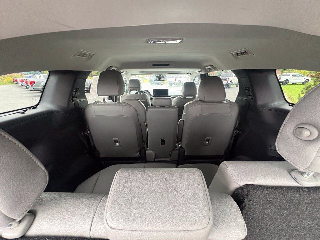 Used 2026 Toyota Sienna XLE FWD image 18