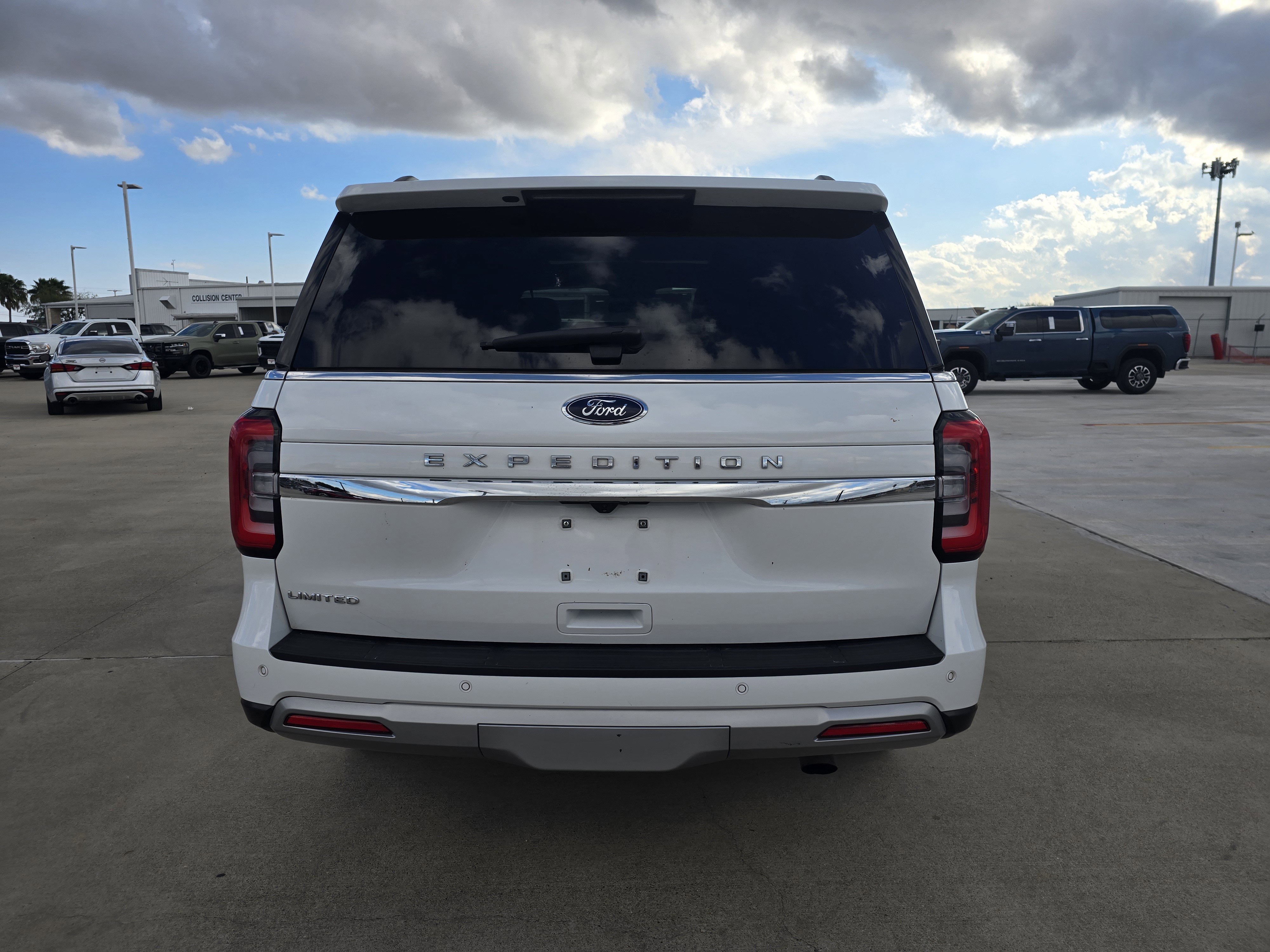 Used 2024 Ford Expedition Limited image 4
