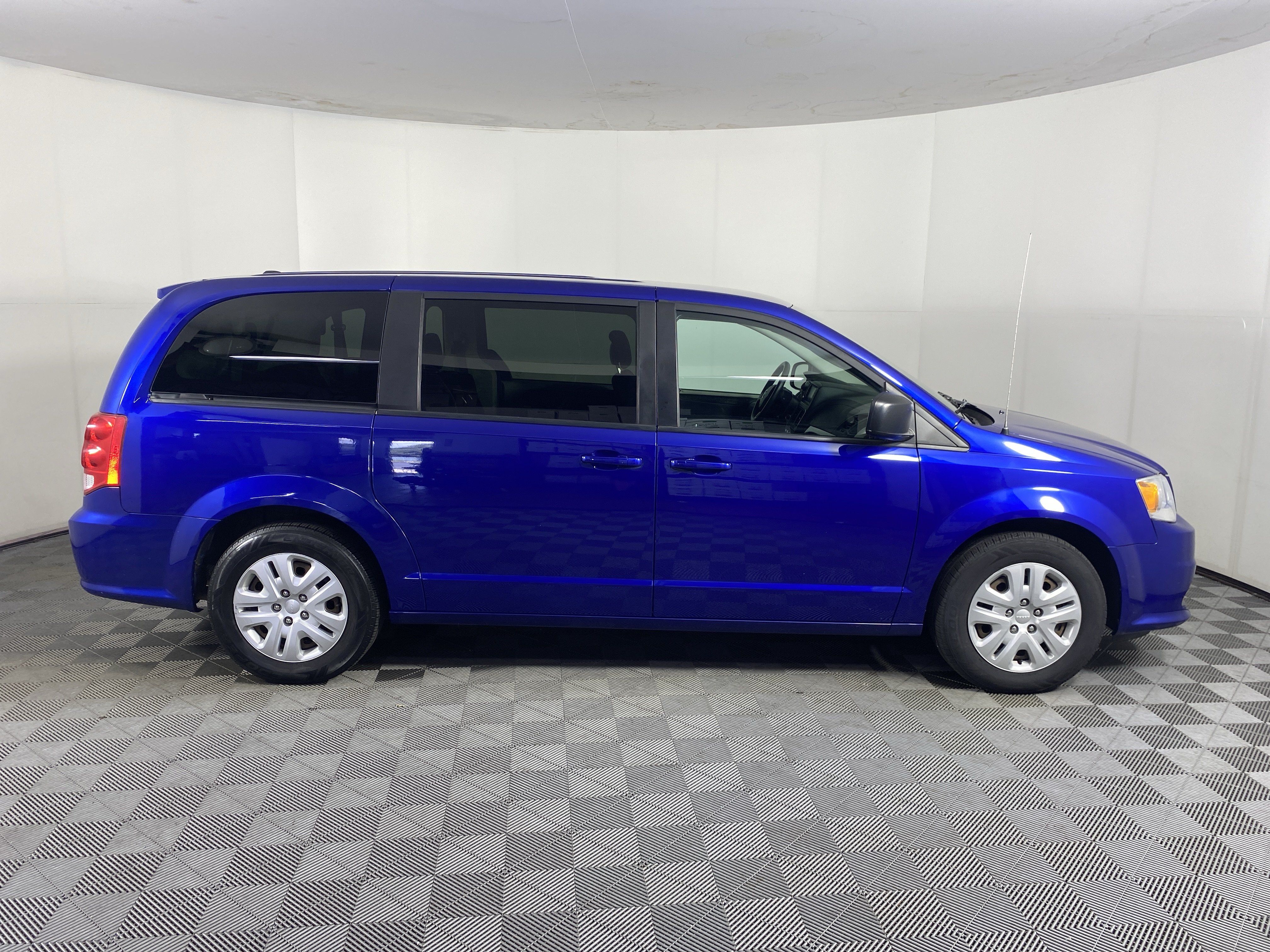 Used 2018 Dodge Grand Caravan SE w/ UConnect Hands-Free Group FWD image 5