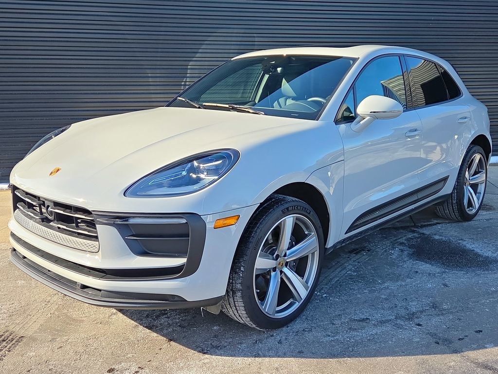 Certified 2025 Porsche Macan image 1