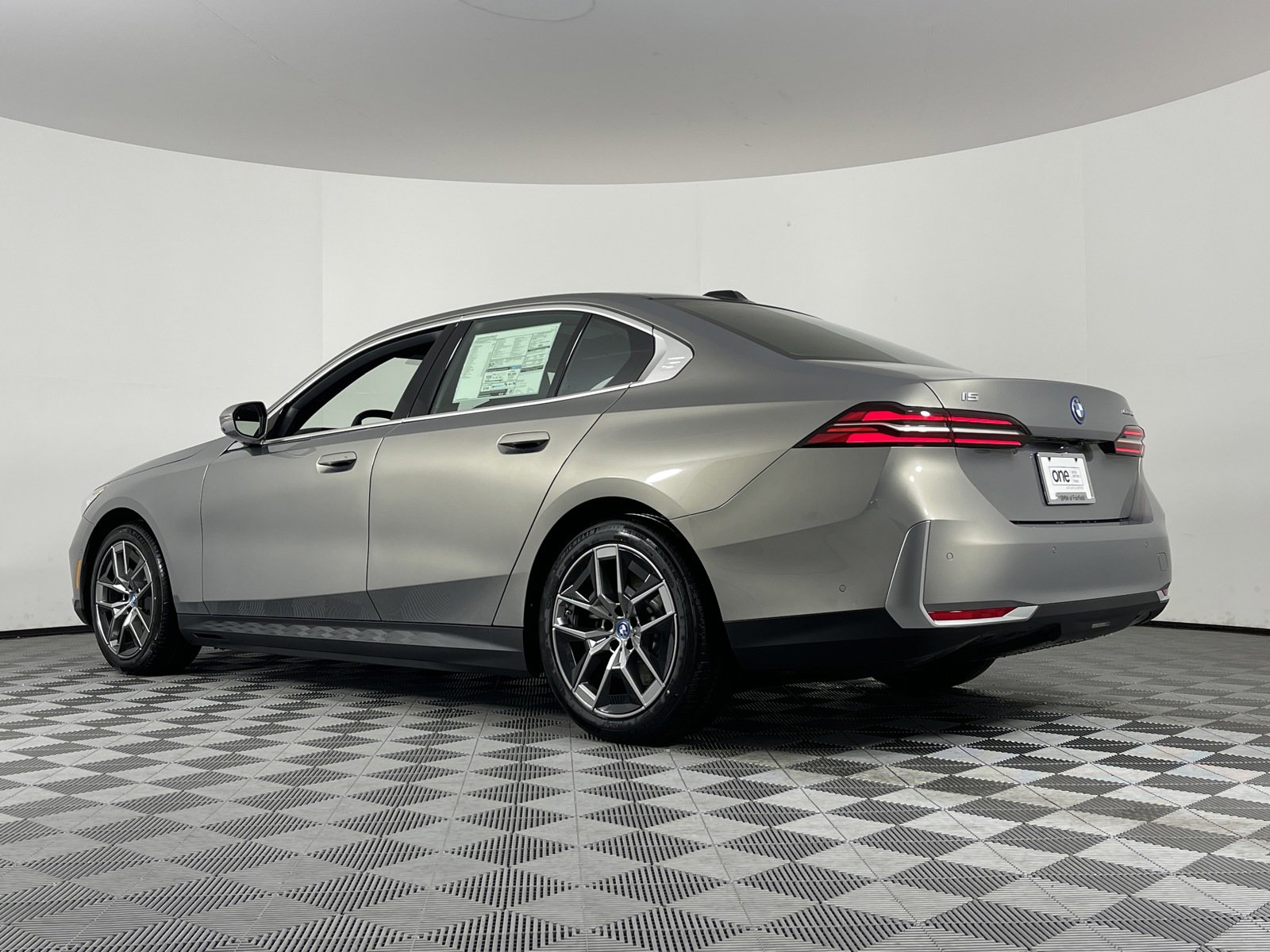 New 2024 BMW i5 eDrive40i w/ Premium Package image 17