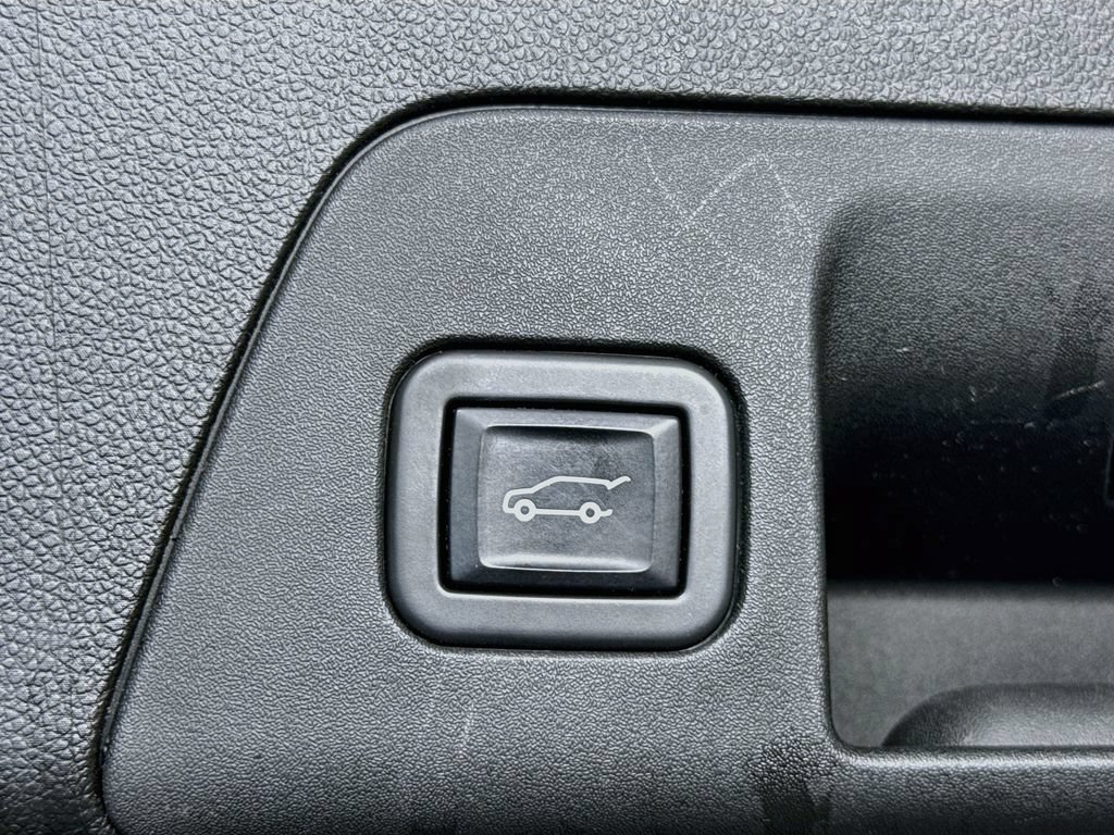 Used 2022 Buick Envision Essence w/ Technology Package I FWD image 28