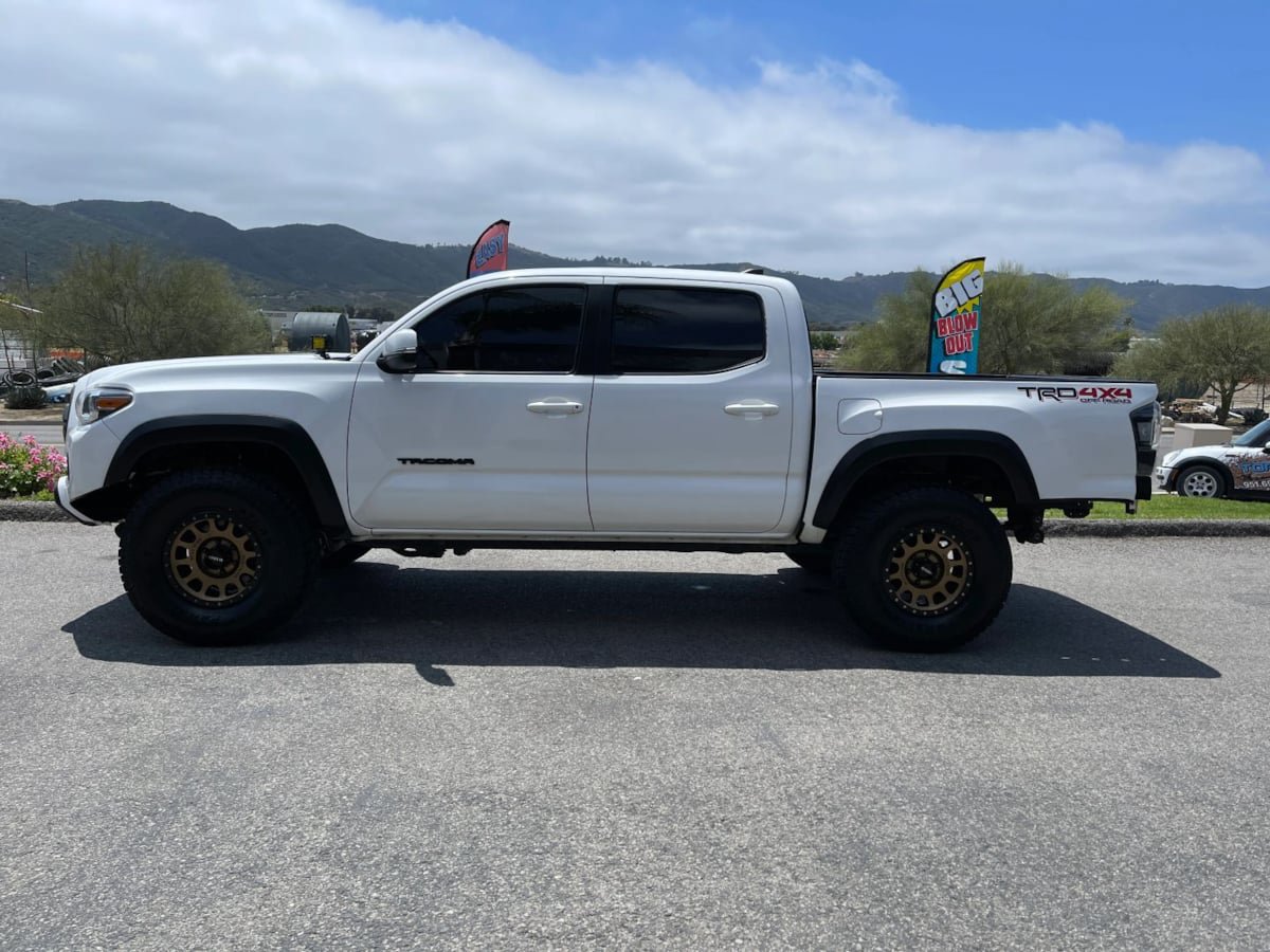 Used 2017 Toyota Tacoma TRD Off-Road w/ Tow Package (A/T) AWD/4WD image 9