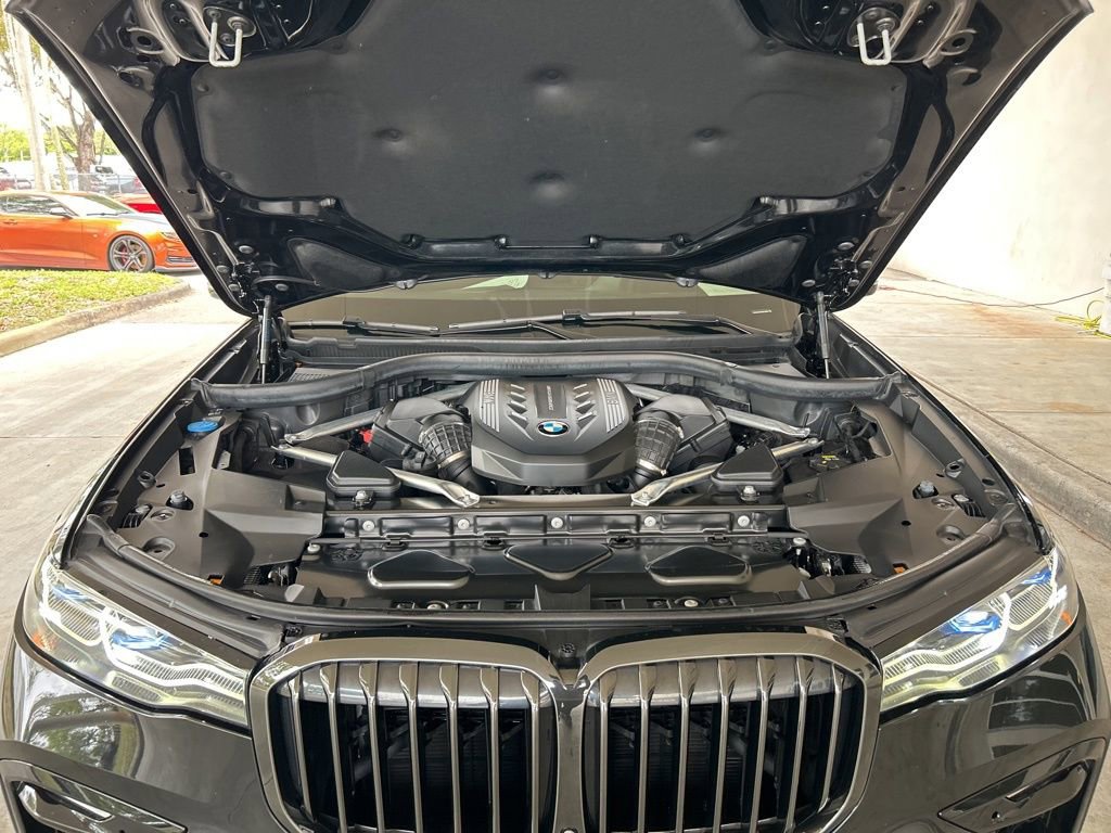 Used 2022 BMW X7 M50i w/ Dynamic Handling Package image 11