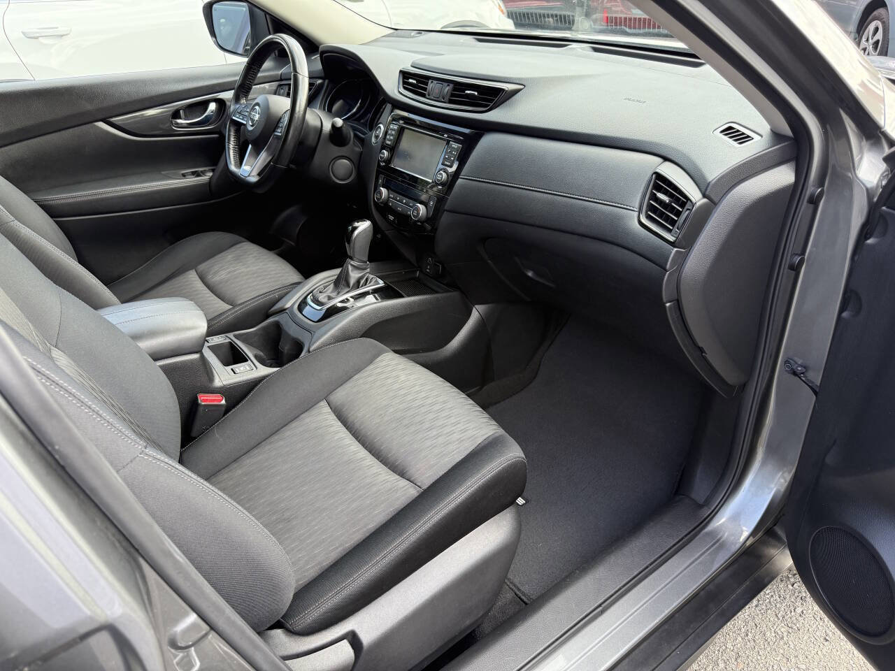Used 2017 Nissan Rogue SV w/ SV Premium Package image 13