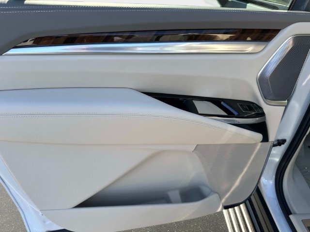 New 2026 Cadillac Escalade ESV Platinum Sport w/ LPO, ONYX Package AWD/4WD image 11