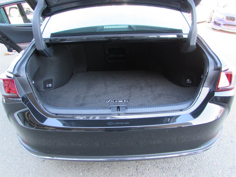 Used 2025 Lexus ES 300h w/ Premium Package FWD image 25