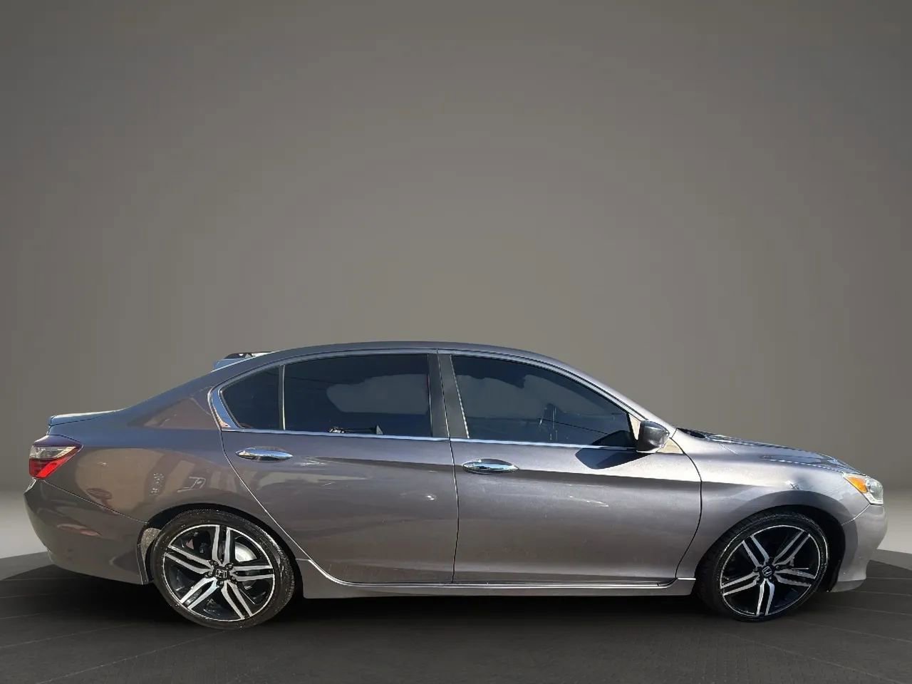 Used 2017 Honda Accord Sport image 4